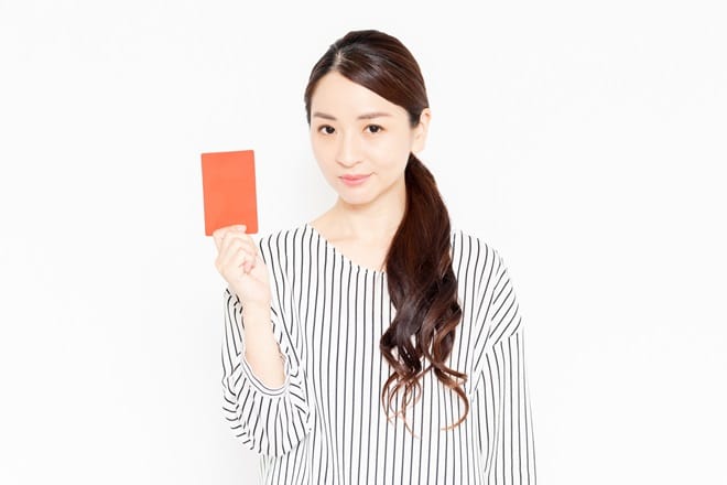 女性がペナルティカードを持った写真
