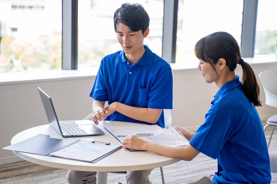 業務中の介護職員たち