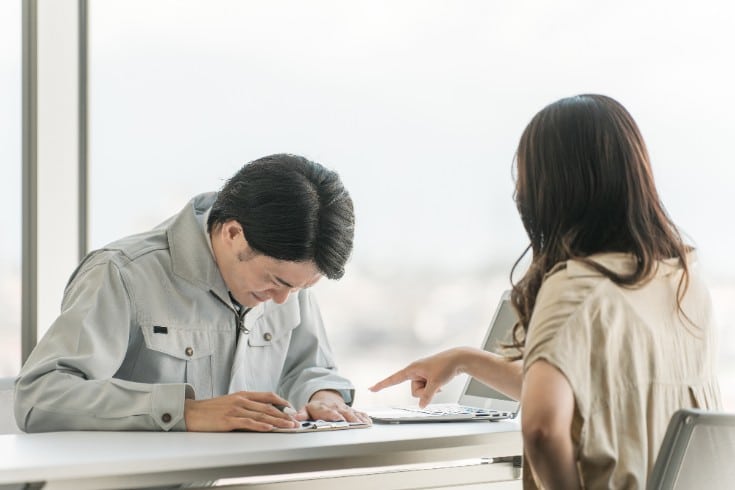 社会問題化するカスハラとは?企業がとるべき対策や何の罪に該当するかを解説