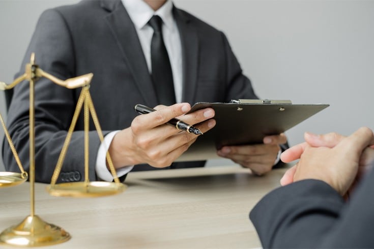 まとめ:YouTubeにおける画像の使用が著作権侵害になるか迷ったら弁護士に相談しよう