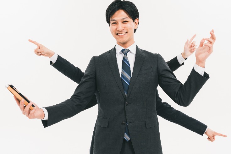 投稿記事削除や損害賠償請求と、発信者情報開示請求を同時に行う場合