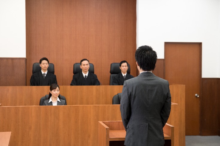 法廷で被告人の写真を撮影して週刊誌に掲載した事例
