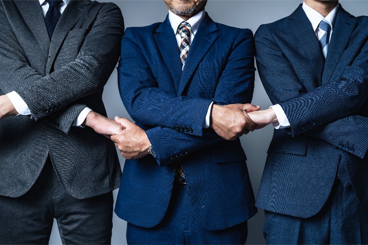 依頼者と弁護士の間に企業は入れない