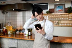バイトテロの損害賠償はいくら請求できる？実例と解雇・刑事責任を解説